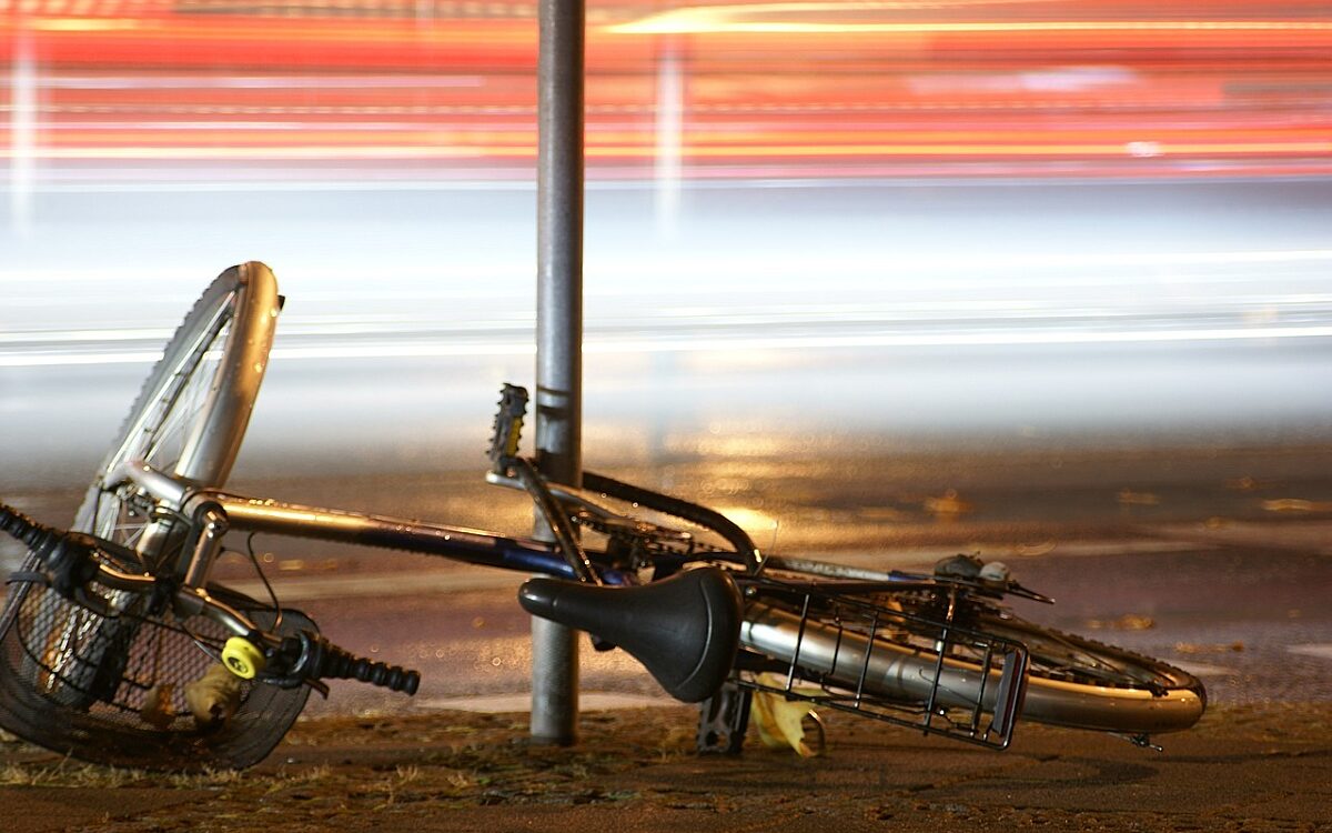 Video: Fietser (75) verongelukt in Wintelre, mogelijk door storm van fiets geblazen