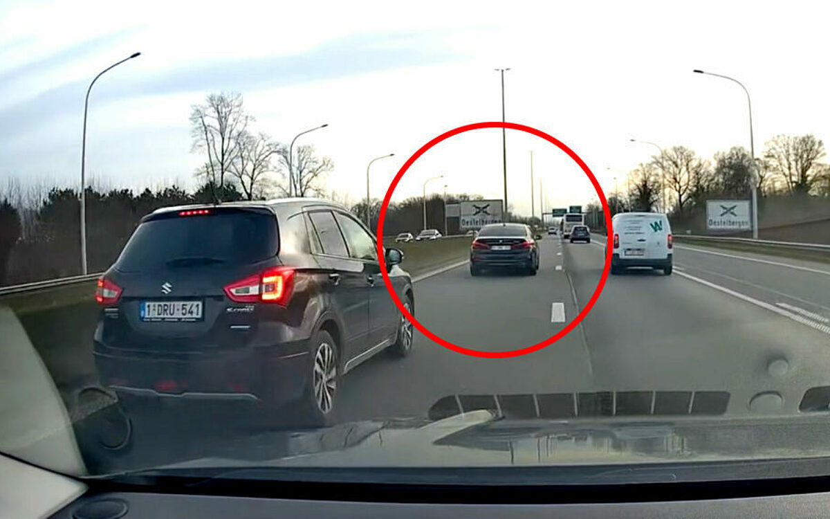 Vrouw in BMW wil van rijbaan wisselen en trapt vol op de rem