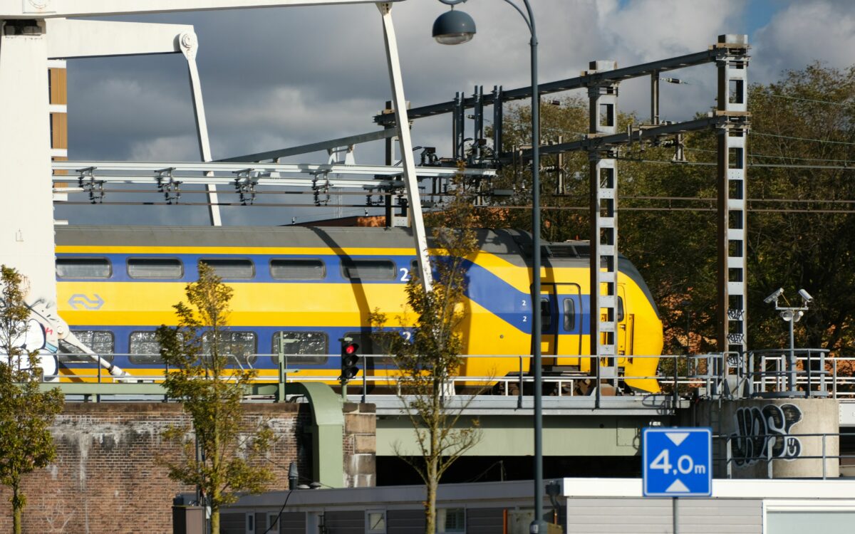 Tientallen reizigers vast in trein bij Lisse na aanrijding