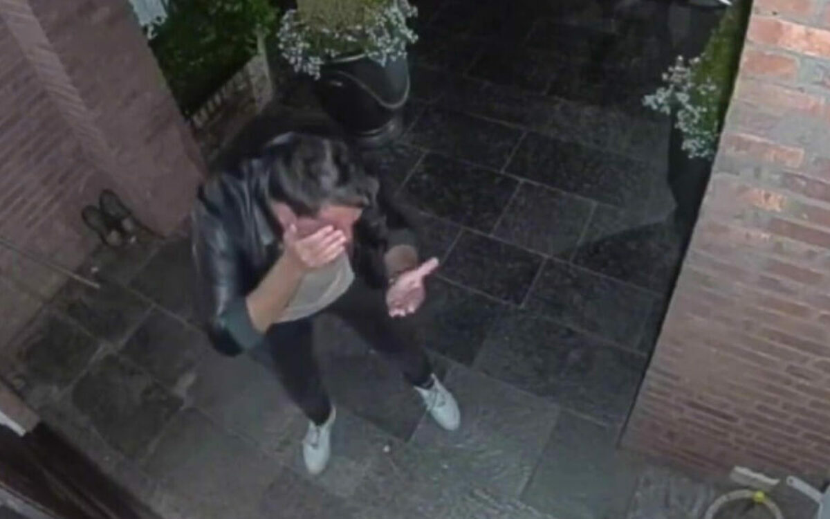Zien: Jan Smit knalt met zijn hoofd tegen hekje als hij 's nachts thuiskomt