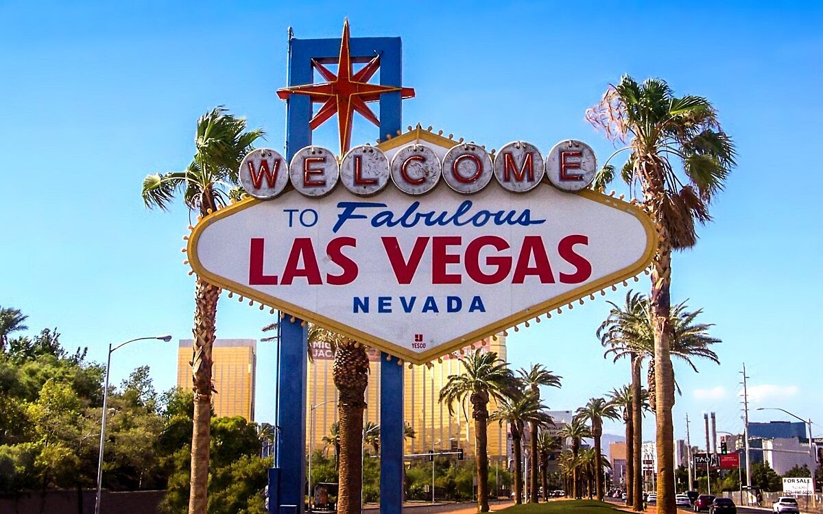 Flinke schade aan auto's door putdeksel tijdens GP Las Vegas