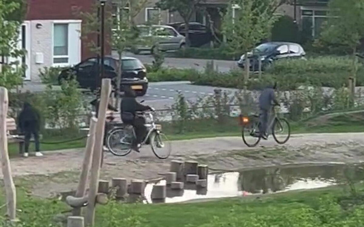 Minderjarige jongeren slopen speeltuin in Didam en schelden filmende buurvrouw uit