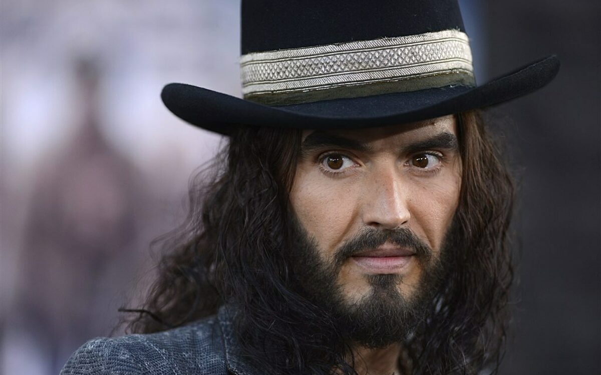 Beschuldigde Russell Brand treedt toch op en krijgt minutenlange ovatie