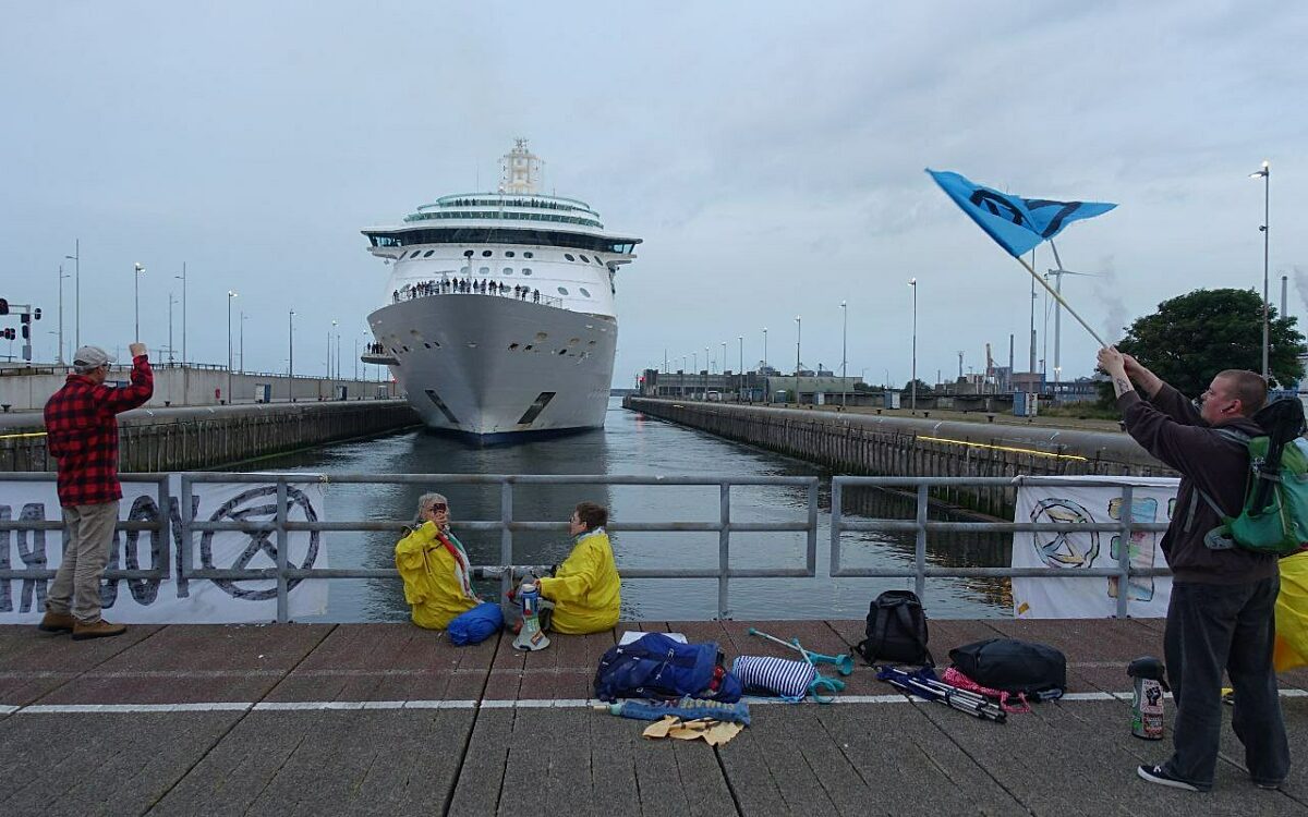 Extinction Rebellion blokkeert opnieuw cruiseschip bij IJmuiden