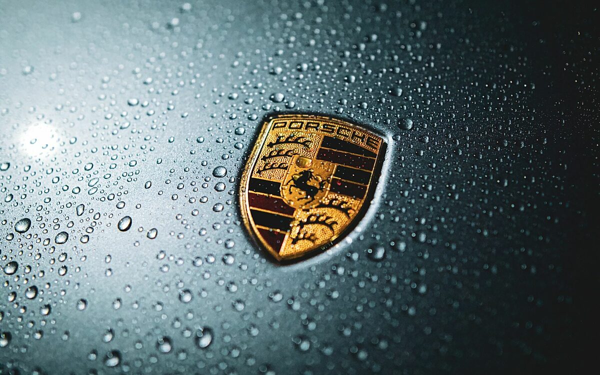 Volkszanger crasht met Porsche nadat hij spookrijder moet ontwijken