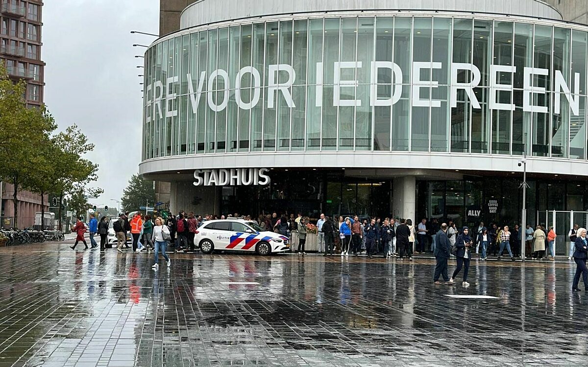 Stadhuis Almere ontruimd vanwege verdacht pakket