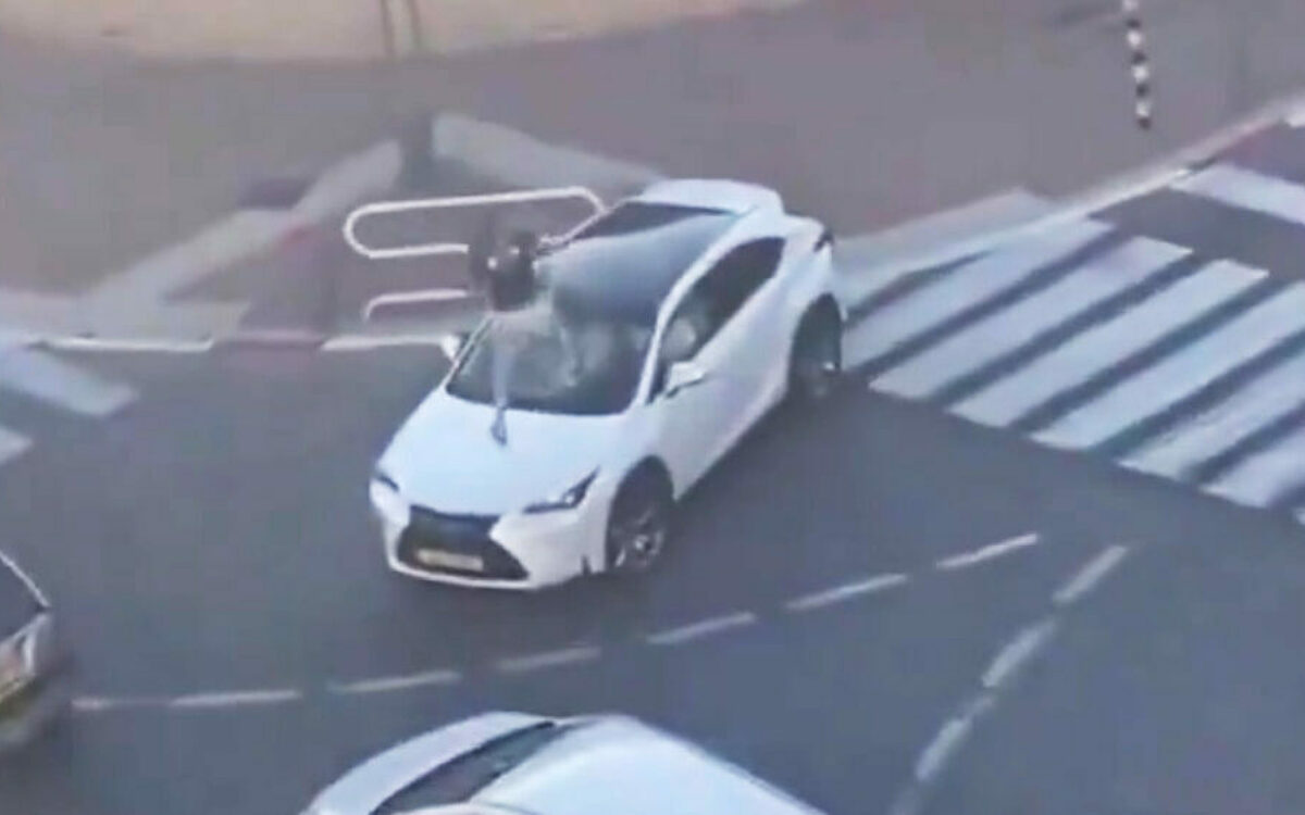Video: Agressieve automobilist stampt op andermans voorruit