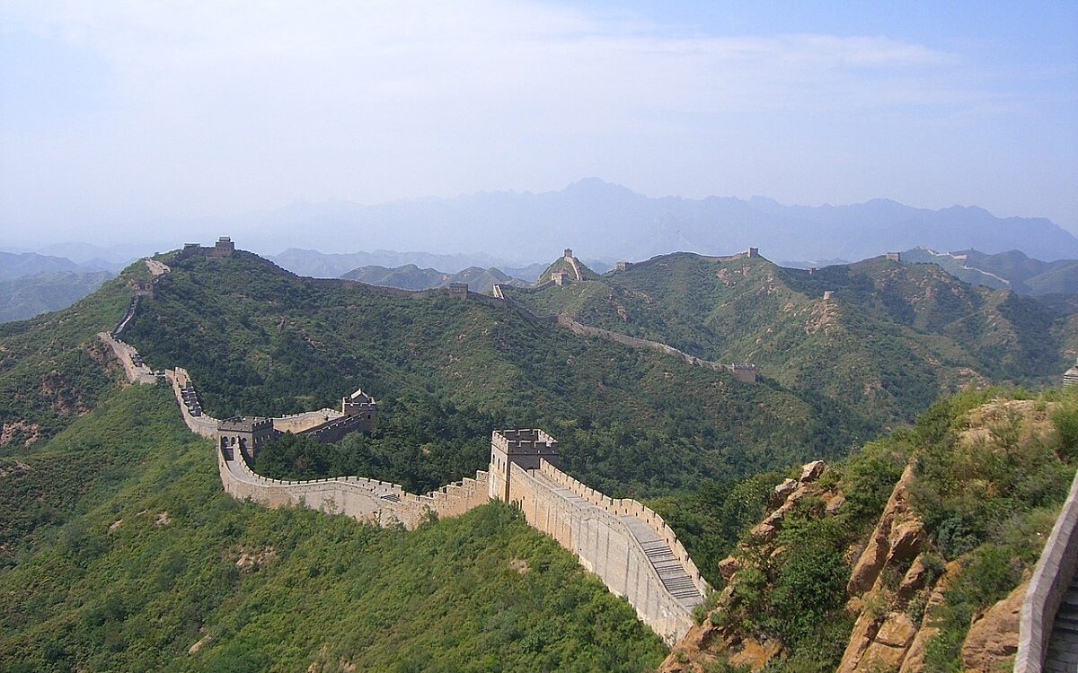 Chinese Muur beschadigd door mensen met graafmachine die niet wilden omrijden
