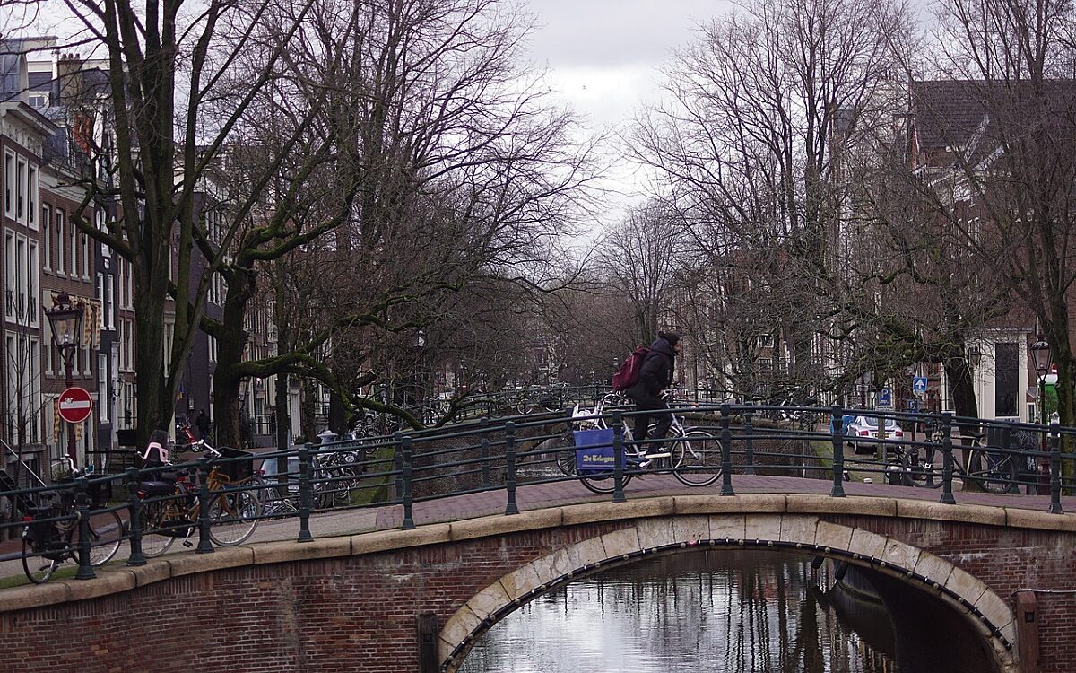 Video: duttende man werpt zichzelf per ongeluk de Amsterdamse grachten in