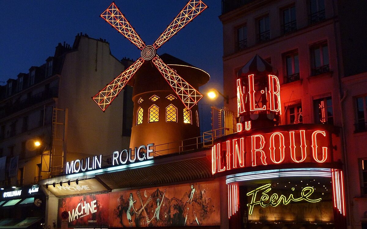 Wieken van molen bij wereldberoemde Moulin Rouge in Parijs gevallen