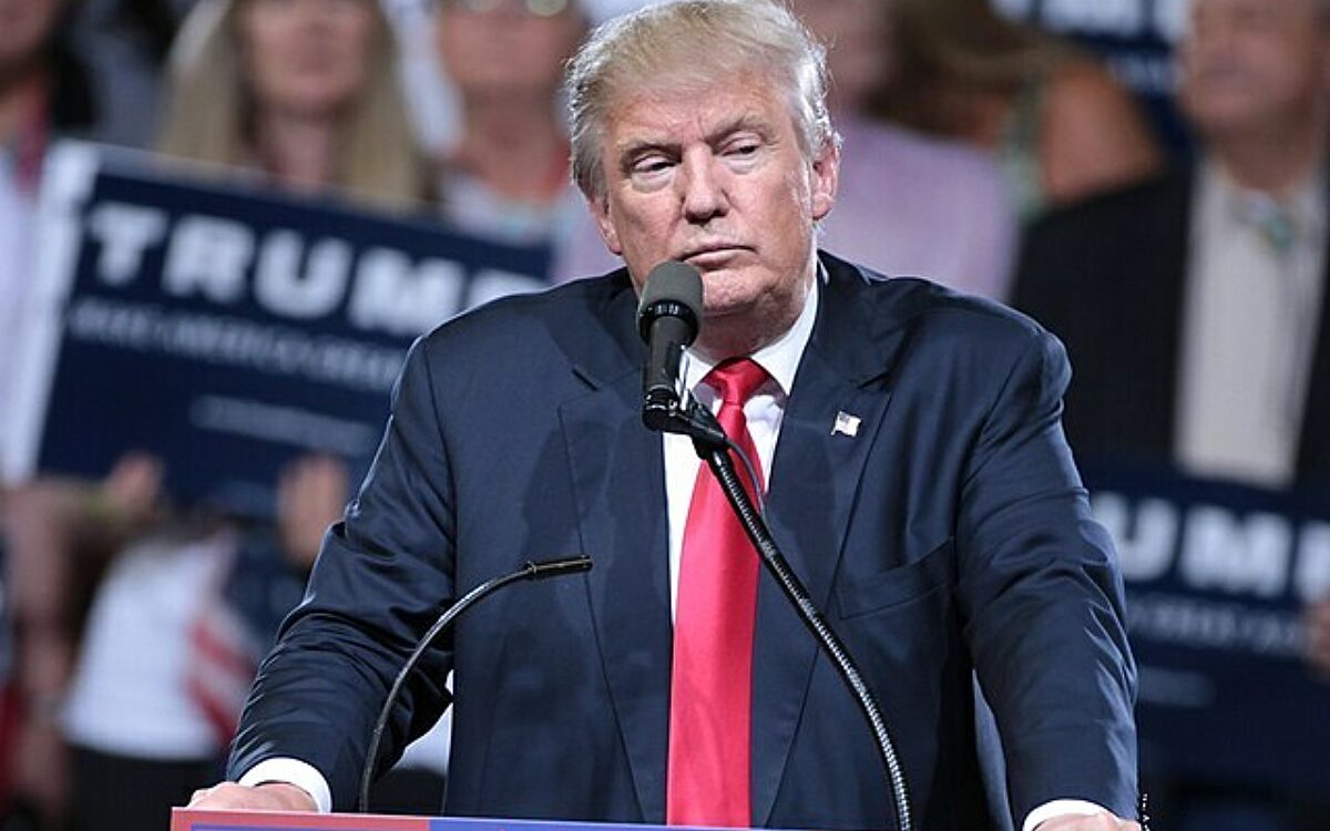 Trump toont officiële verklaring van porno-actrice Stormy Daniels over seksuele ontmoeting en zwijggeld