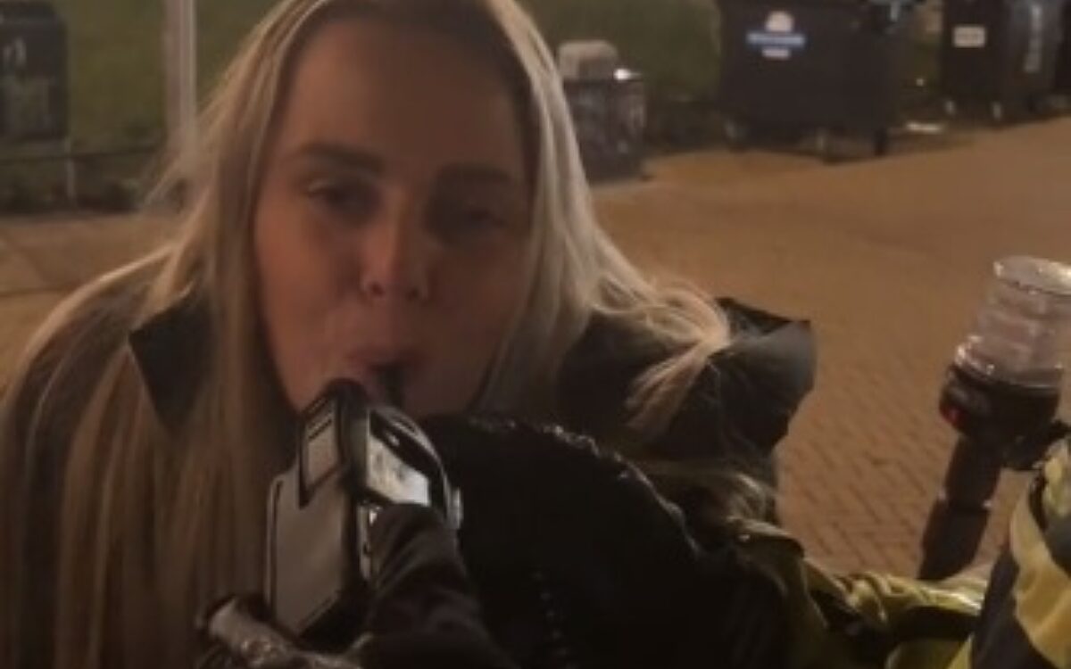 Video: Beschonken Kimberley mag blazen van oom agent