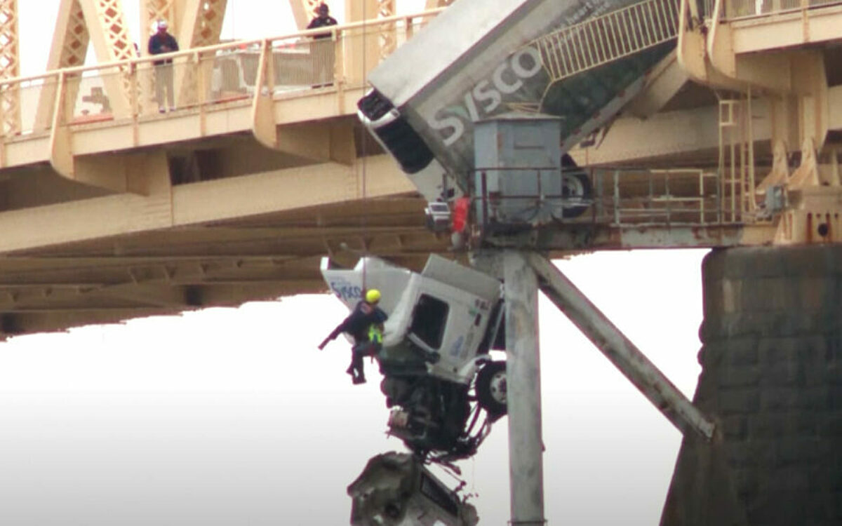 Doodeng: vrachtwagenchauffeur bungelt aan Louisville-brug, moest uitwijken voor pick-up