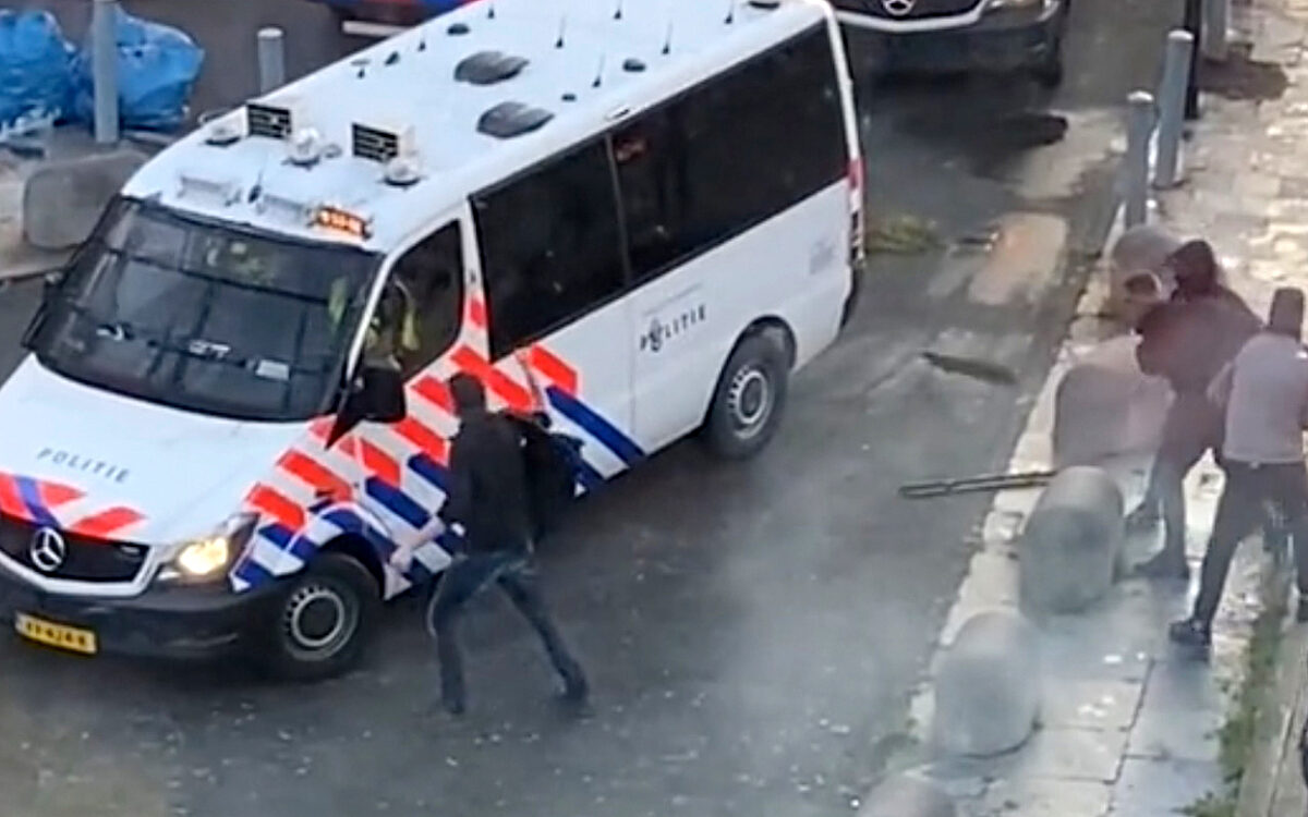 Karma voor rellende supporter van FC Utrecht die confrontatie met de ME aangaat