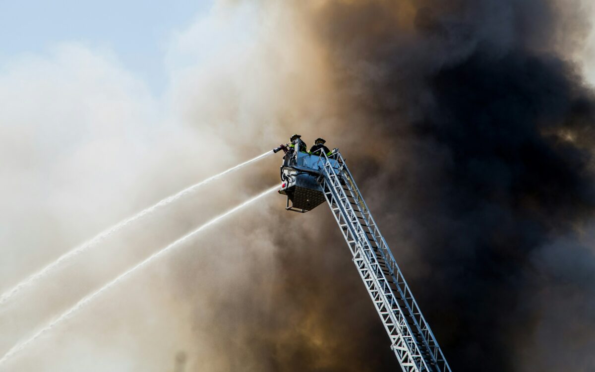 Enorme brand bij poedercoatingbedrijf in Schoonebeek, vrees voor explosie brandstoftank