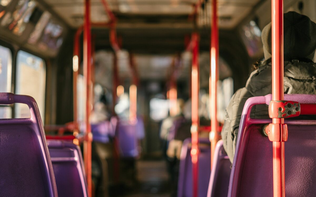 Gewonden bij heftige botsing tussen bus en auto in Onstwedde
