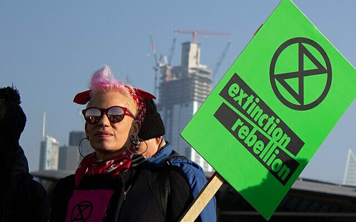 Zien: Twee ministeries door Extinction Rebellion met roze verf beklad