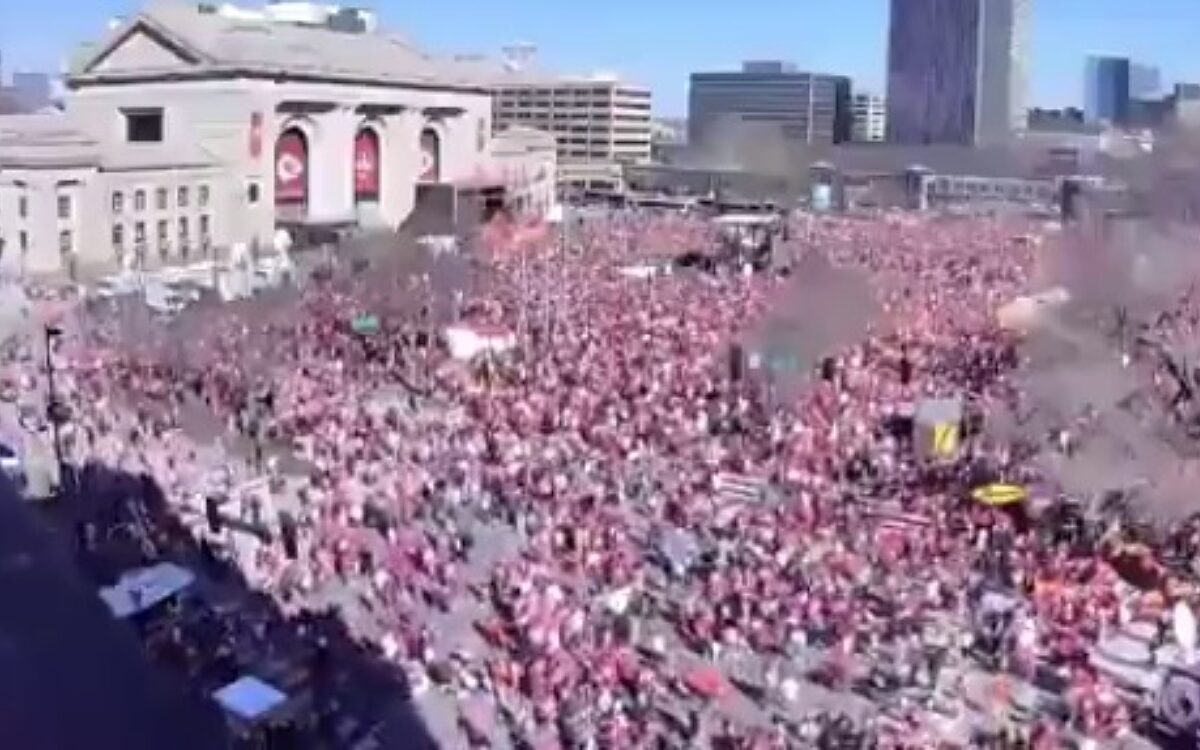 In beeld: Dode en tientallen gewonden bij Super Bowl Parade
