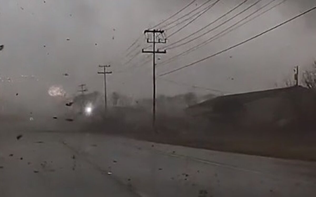 Video: man filmt ritje dwars door tornado Tennessee