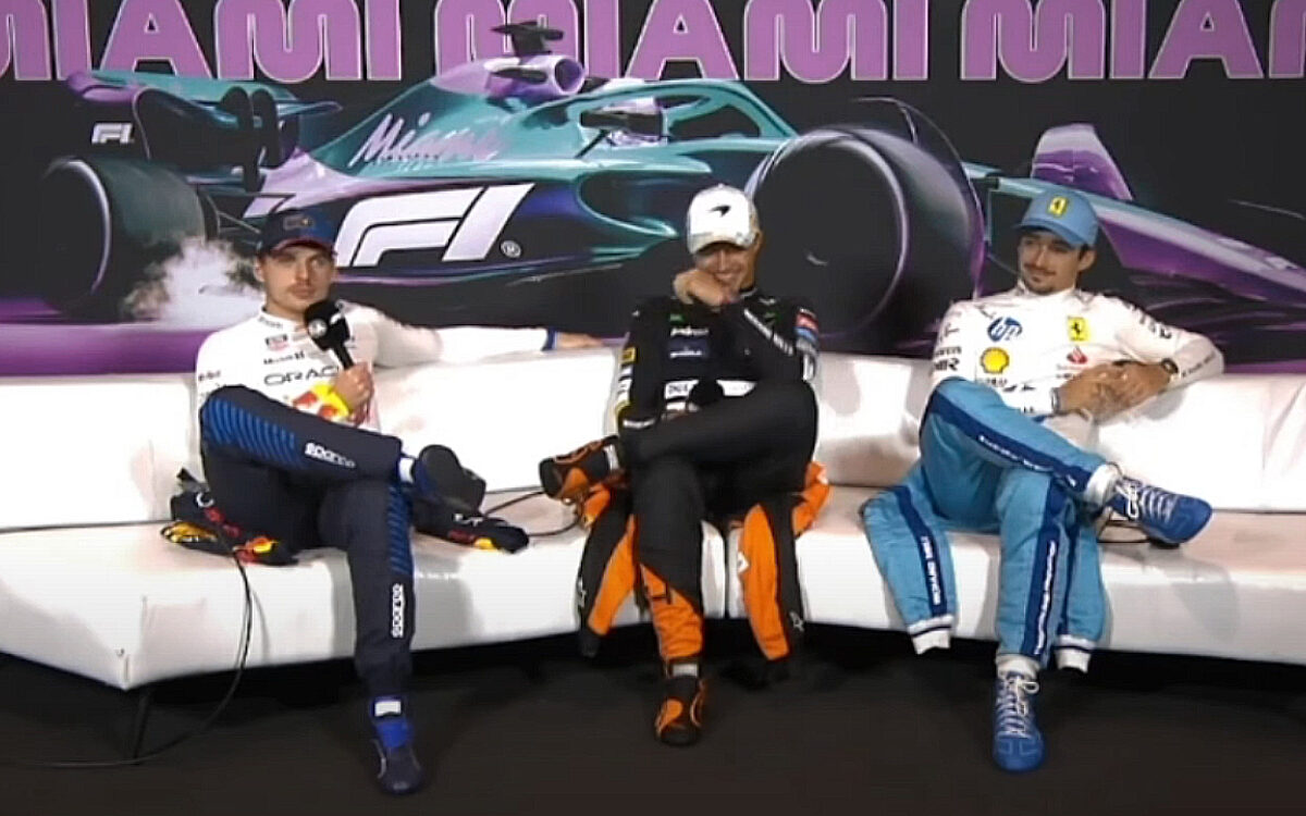 Lando Norris in een deuk na opmerking van Max Verstappen tijdens persconferentie