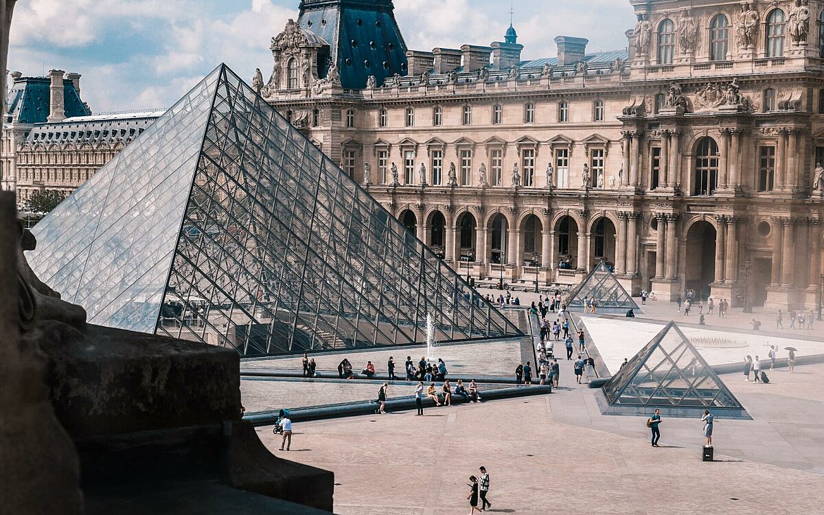 ‘Louvre sluit deuren na bommelding'