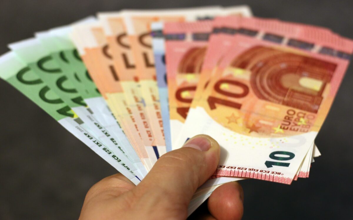 Belastingdienst op zoek naar burgers om geld aan uit te delen