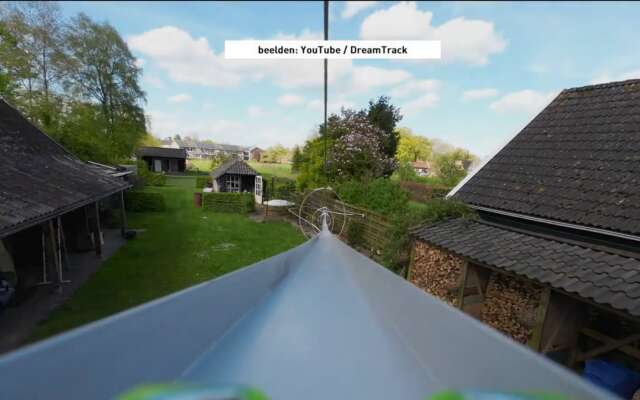 Viral: Stijn (20) uit Dwingeloo bouwt racebanen door zijn hele huis