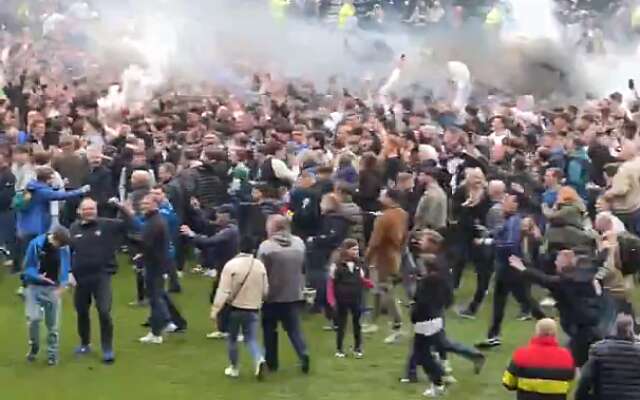 Zien: Derby County gepromoveerd naar EFL Championship, fans rennen massaal het veld op