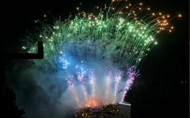 Zien: Martin Garrix laat de Zuidas oplichten met zijn jaarlijkse vuurwerkshow op Kingsday
