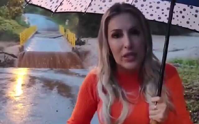 Video: Brug achter waarschuwende burgemeester weggevaagd door overstroming