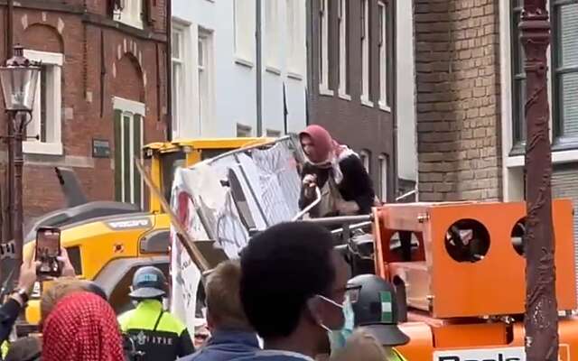Video: Politie wordt bekogeld en met brandblussers belaagd door UvA-demonstranten