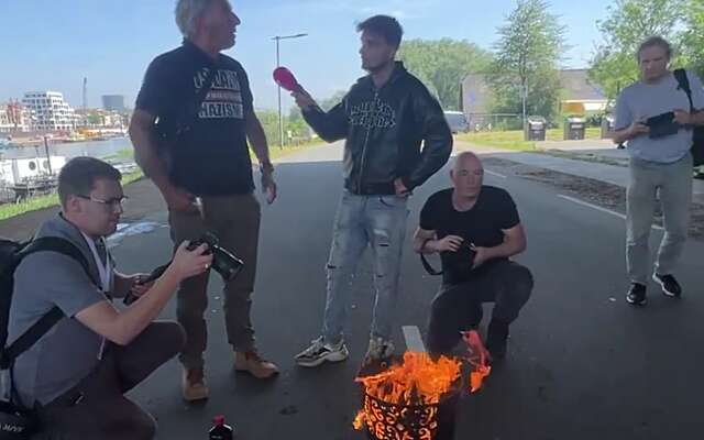 Video: Pegida-voorman verbrandt koran in Arnhem