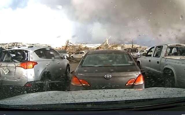 Dashcam legt vast hoe gebouw haast volledig wordt meegenomen door tornado