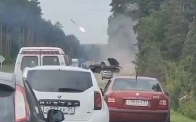 Zien: Burgerauto's wachten geduldig terwijl het Russische leger raketten afvuurt richting Charkov
