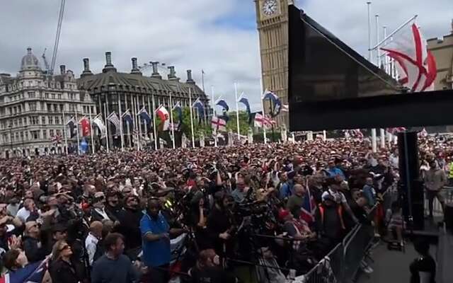 Britse 'patriotten' protesteren bij het Britse parlement en roepen: 'Wie de fuck is Allah?'