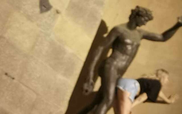 Italië woedend: dronken toeriste betast en zoent Romeins standbeeld in Florence