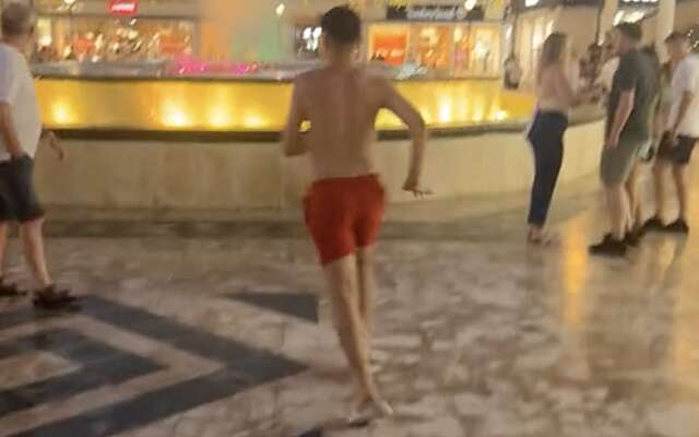 Deze toerist sprong voor 20 euro in een fontein