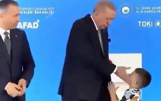 Turkse president Erdogan deelt klap uit aan kind omdat hij zijn hand niet wil kussen