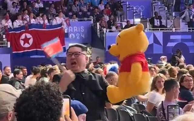 Man verkleedt zich bij de Olympische Spelen als Kim Jong-un voor het oog van Noord-Koreanen