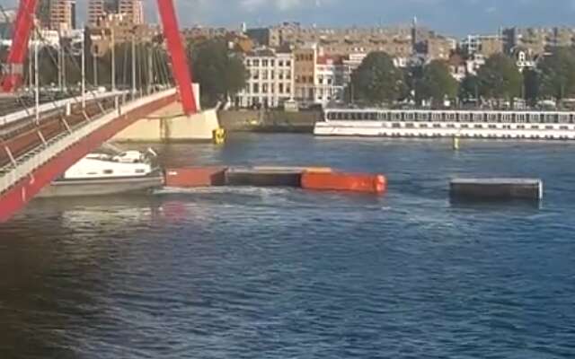 Omstanders filmen hoe Nijmeegs containerschip op brug botst