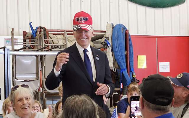 Joe Biden laat zich overhalen om een MAGA-pet op te zetten tijdens bezoek in Pennsylvania