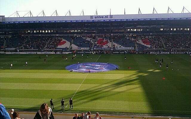 Onrust in Heerenveen: Groningse supporters klimmen uit het uitvak en vechten met Heerenveen-fans.