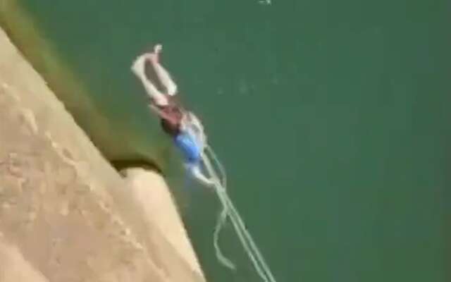 Video: Man raakt pilaar tijdens bungeejumpen van een brug in Brazilië