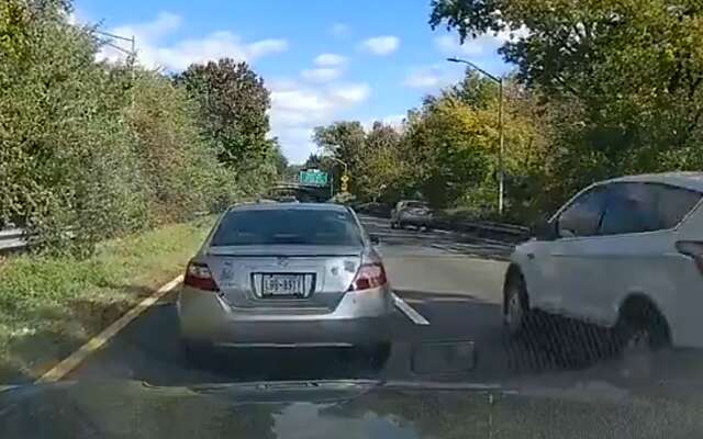 Video: Idioot stopt midden op de autoweg en rijdt vervolgens achteruit