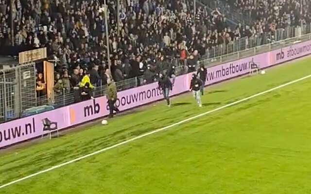 Video: Gemaskerde hooligans betreden veld tijdens staking in Den Bosch, speler krijgt glas tegen hoofd gesmeten