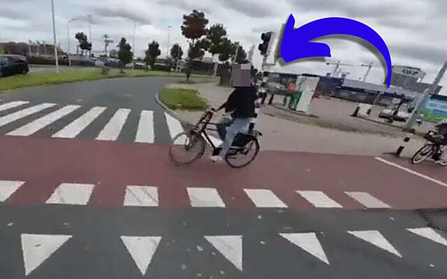 Motorrijder in Den Haag scheldt fietser verrot terwijl hij zelf haaientanden heeft