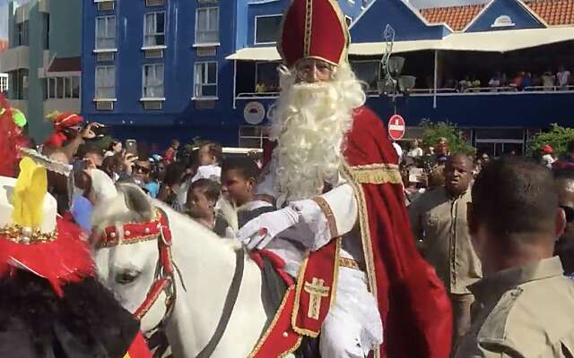 Opvallend: in Nederland is ie weggepest, maar op Curaçao blijft Zwarte Piet gewoon traditie