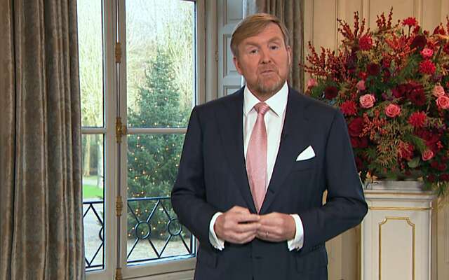 Van verdeeldheid naar verbondenheid: Willem-Alexander richt zich tot Joden en moslims in kersttoespraak