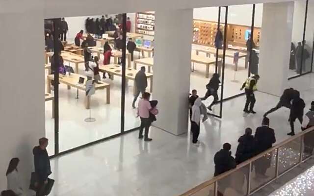 Bende gemaskerde jongeren (14 tot 18 jaar) plundert Apple Store op klaarlichte dag, beelden gaan viraal