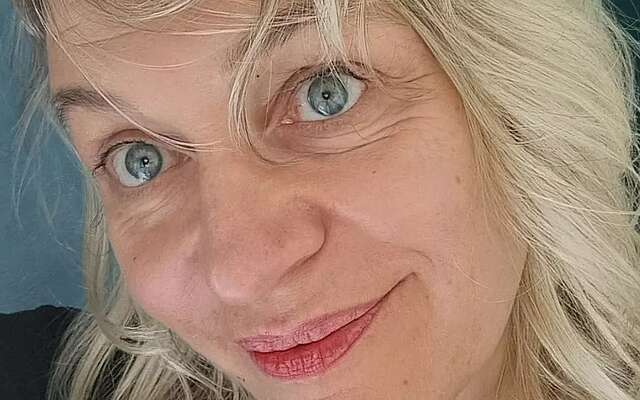 Stella Bergsma (54) roept vrouwen op jongere mannen te daten: "Trap ze uit bed na hun 38ste"